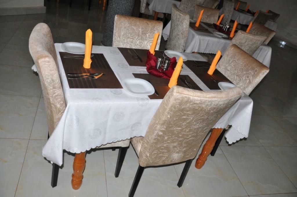 Eka Hoima Hotel Exterior foto